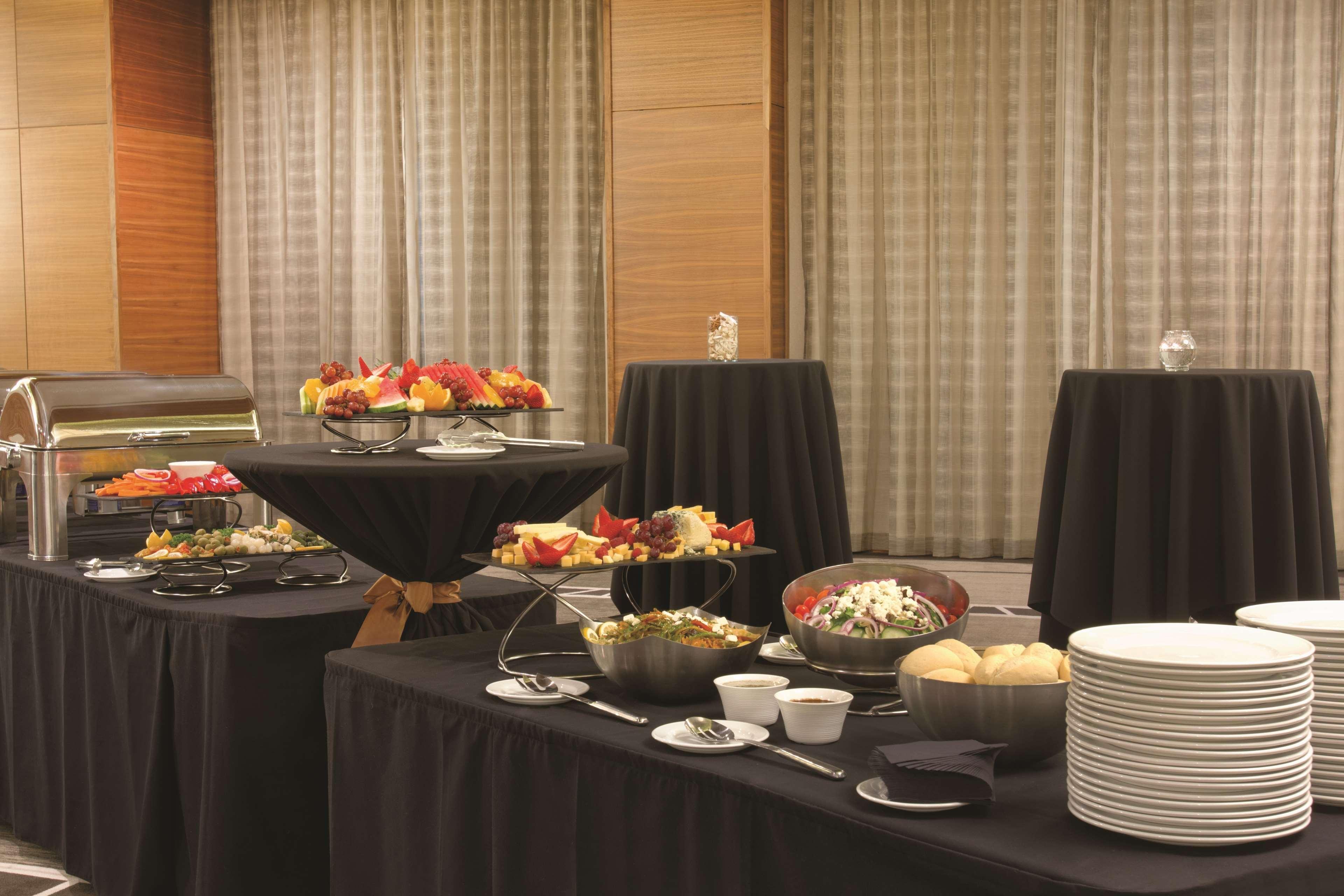 Radisson Hotel & Conference Centre Calgary Airport Экстерьер фото