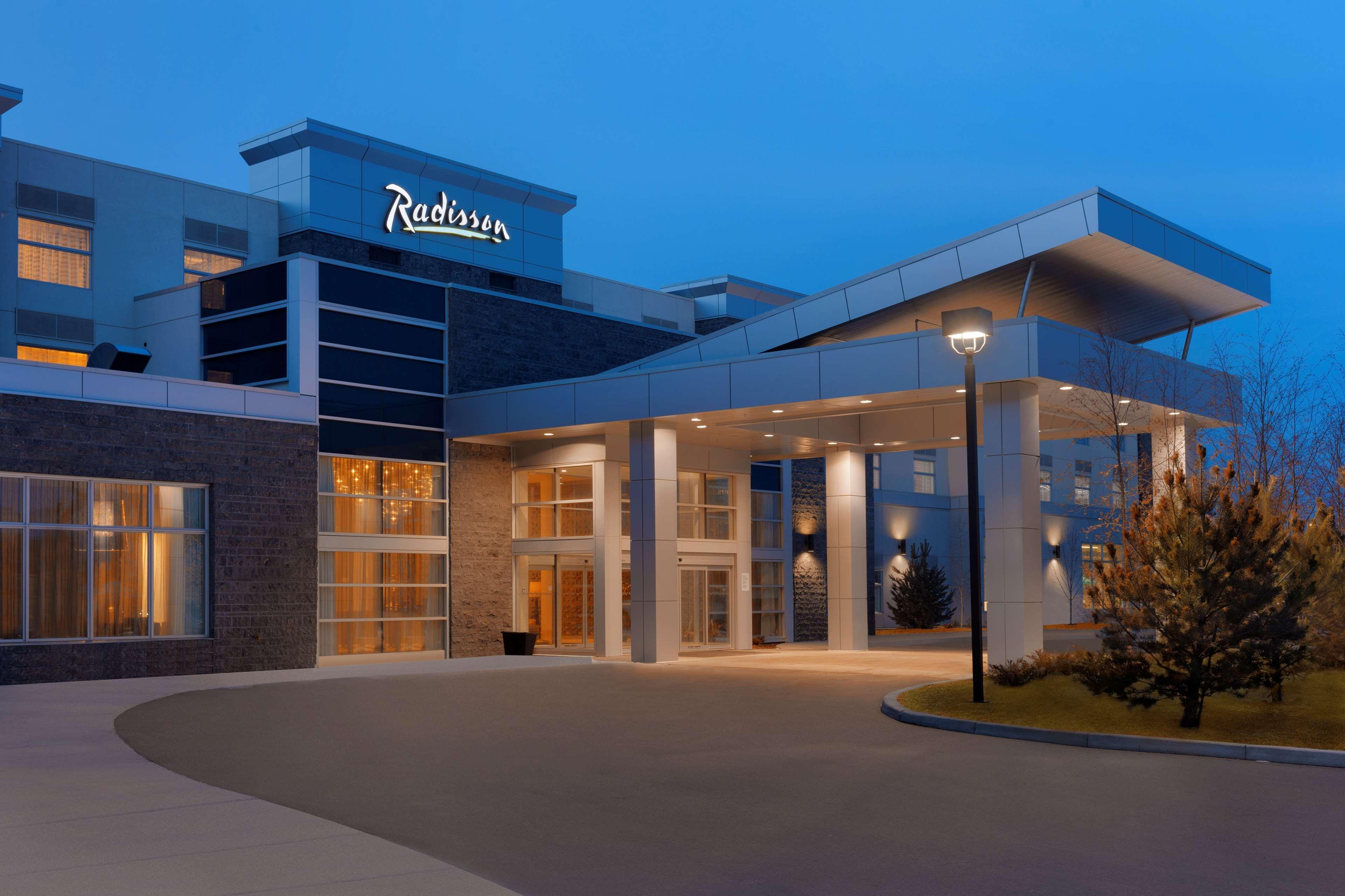 Radisson Hotel & Conference Centre Calgary Airport Экстерьер фото