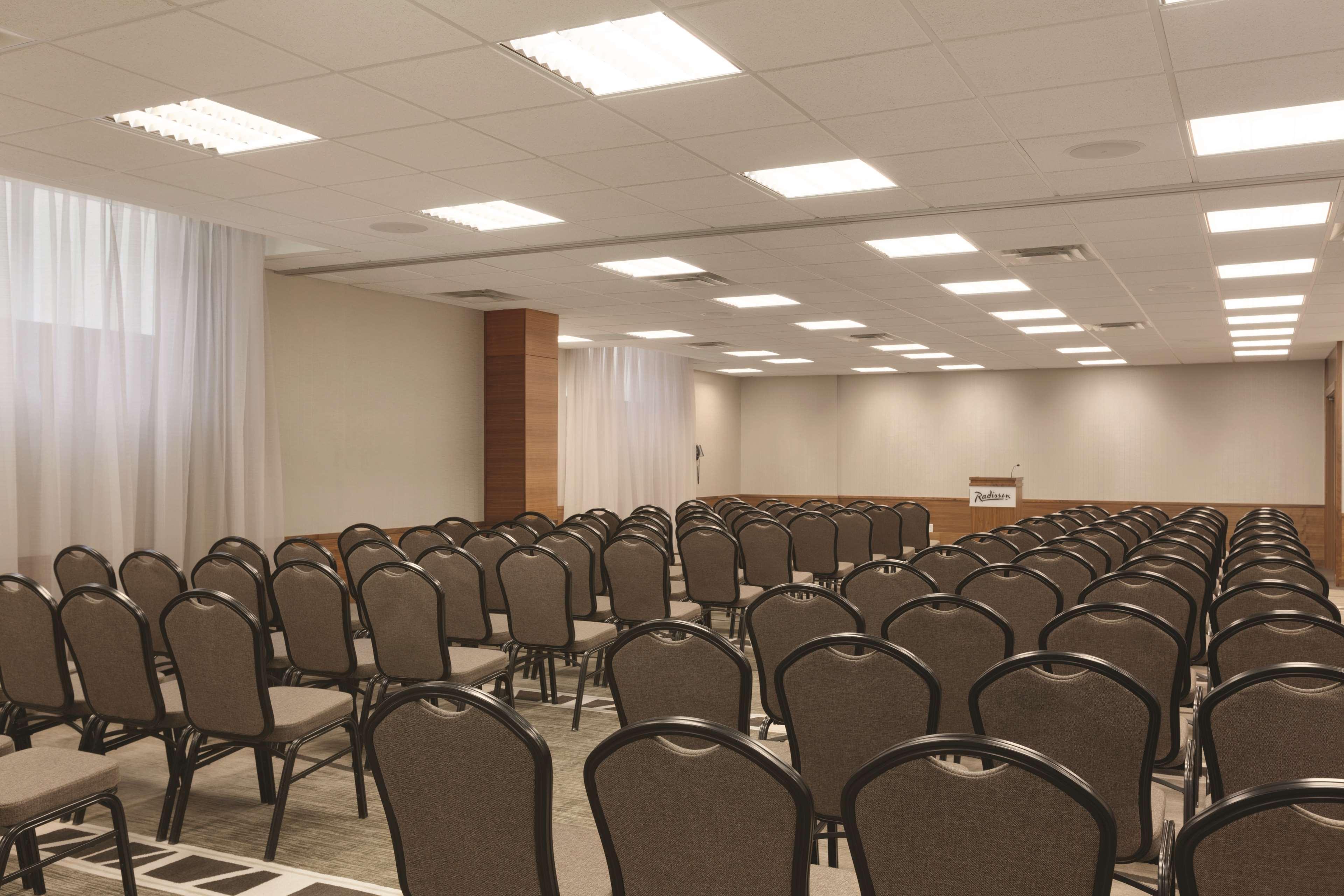 Radisson Hotel & Conference Centre Calgary Airport Экстерьер фото