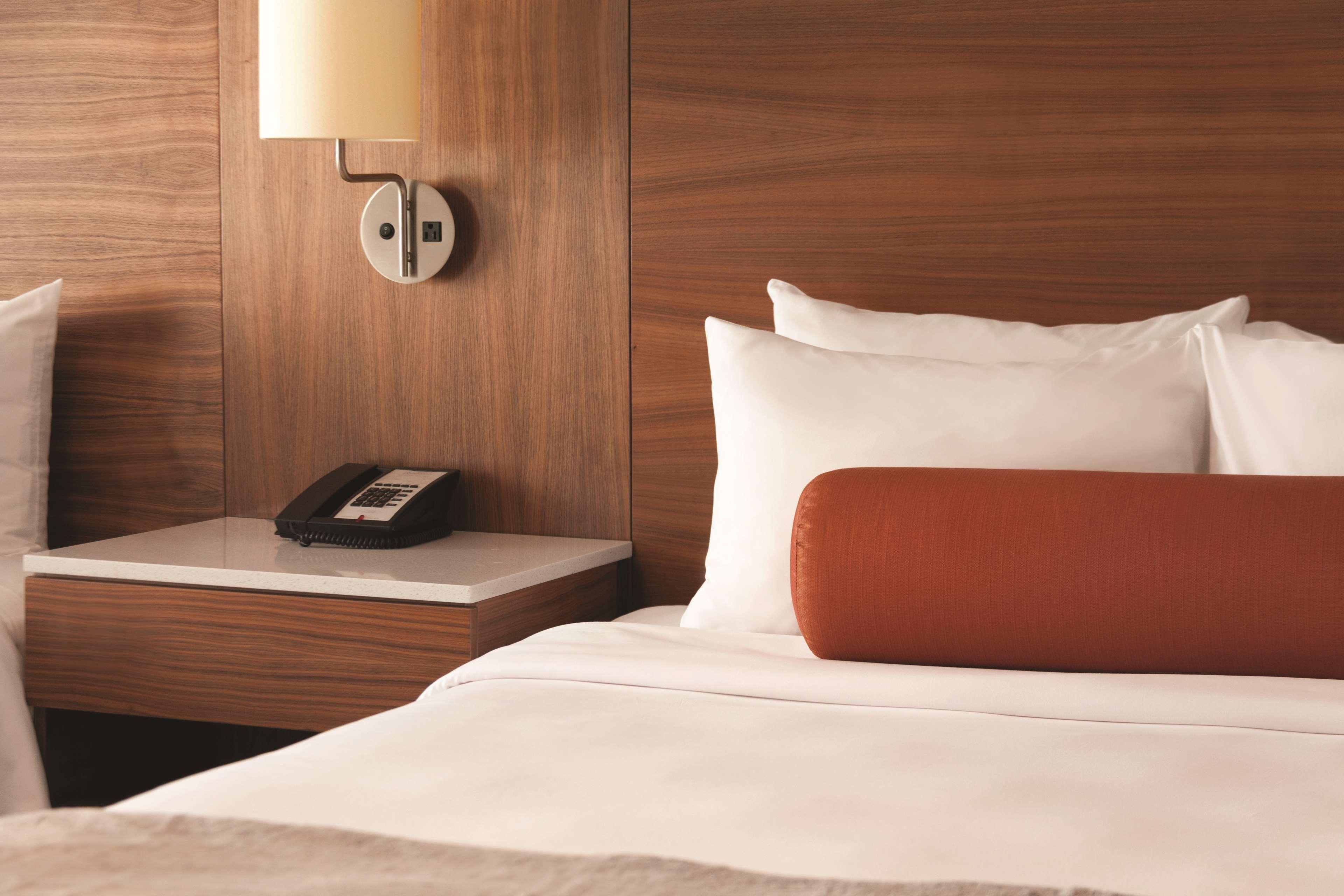 Radisson Hotel & Conference Centre Calgary Airport Экстерьер фото