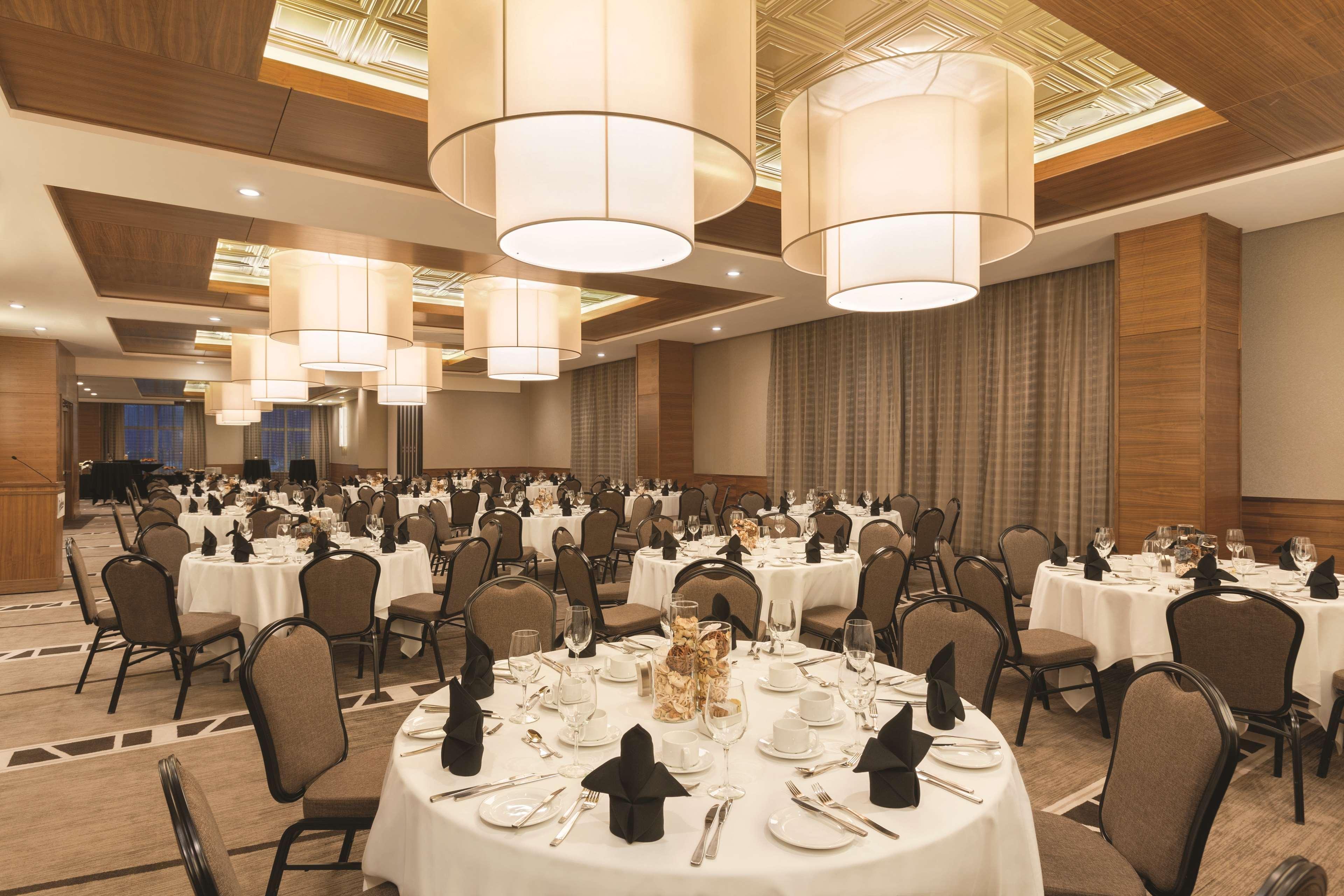 Radisson Hotel & Conference Centre Calgary Airport Экстерьер фото