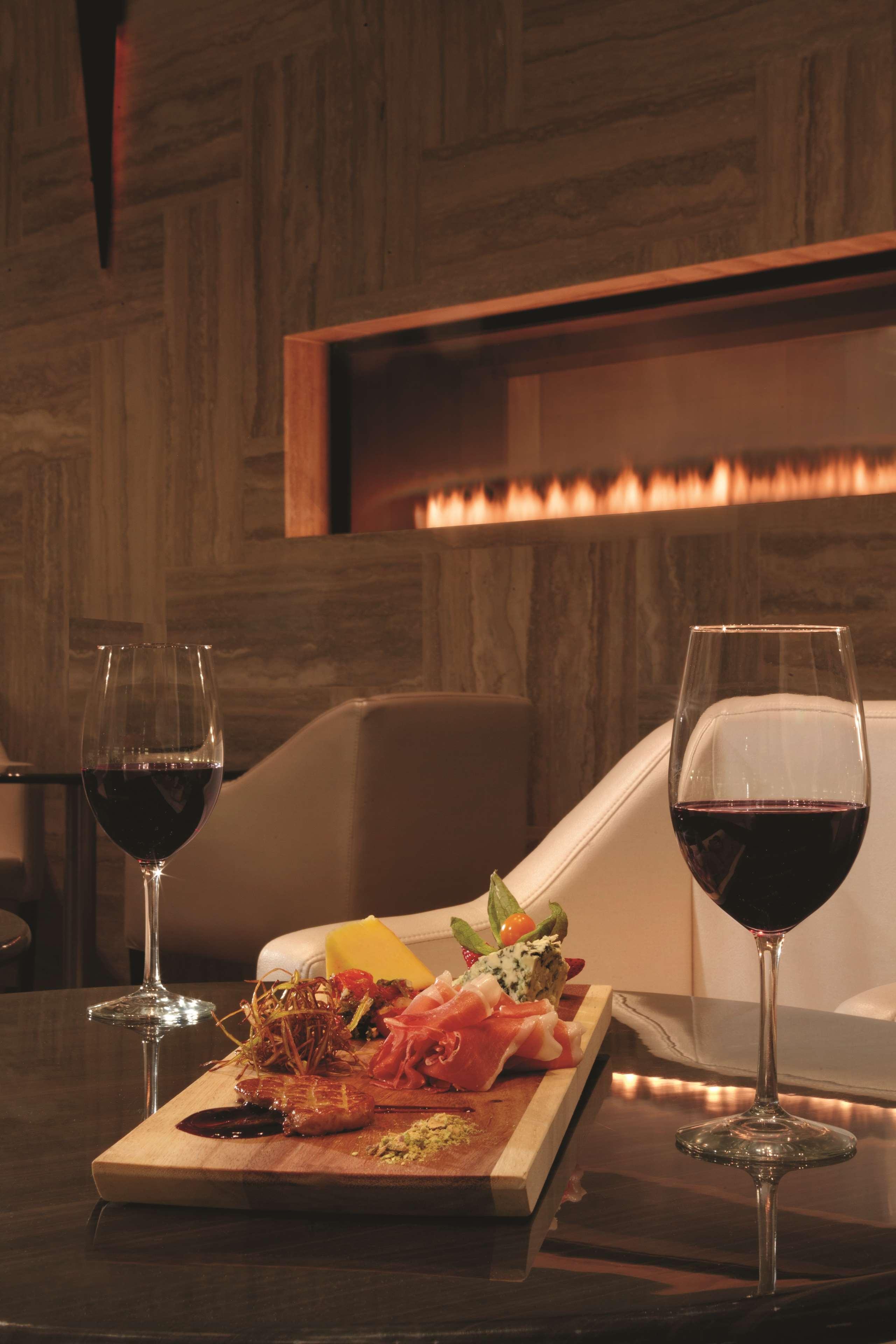 Radisson Hotel & Conference Centre Calgary Airport Экстерьер фото