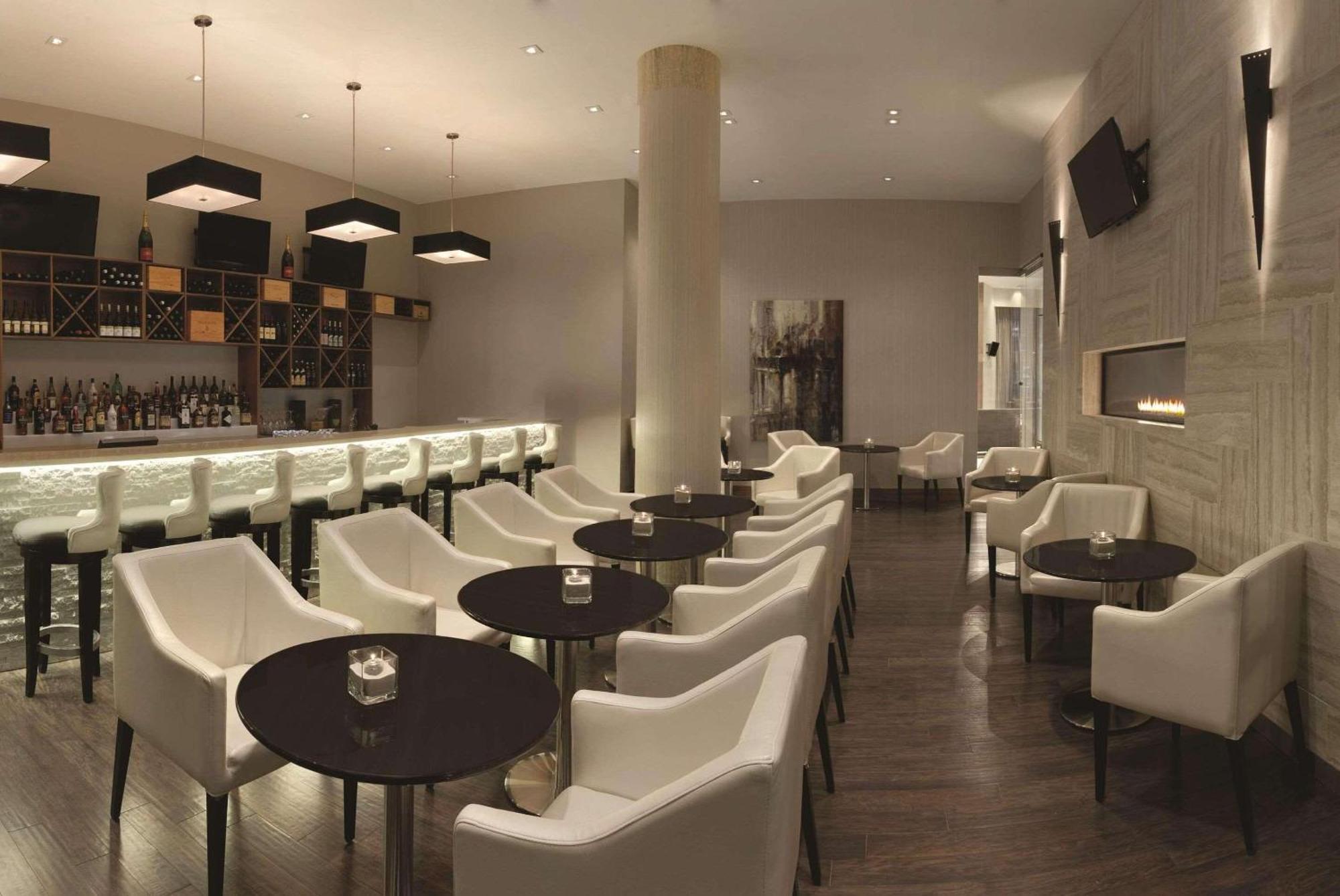 Radisson Hotel & Conference Centre Calgary Airport Экстерьер фото