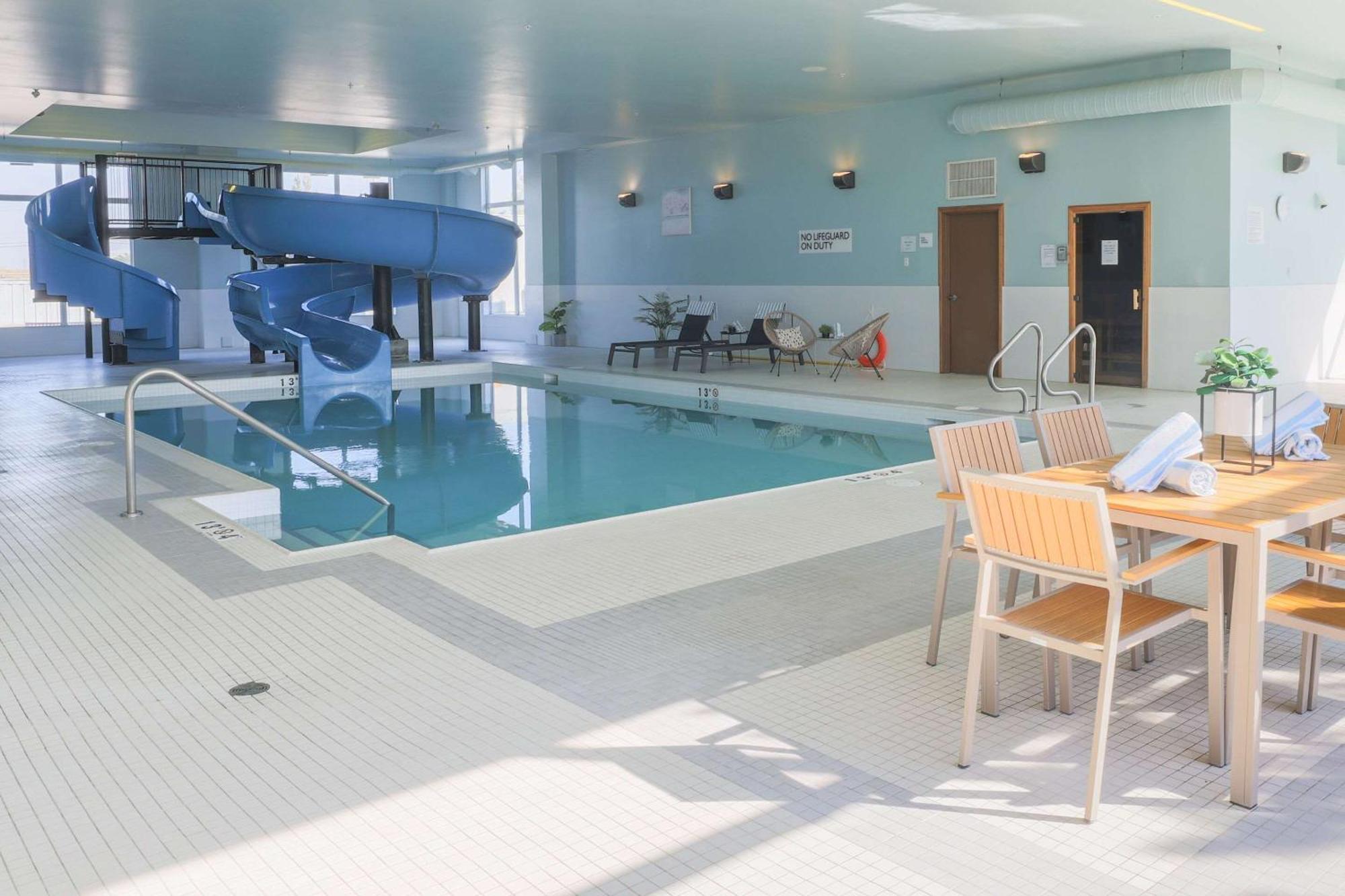 Radisson Hotel & Conference Centre Calgary Airport Экстерьер фото