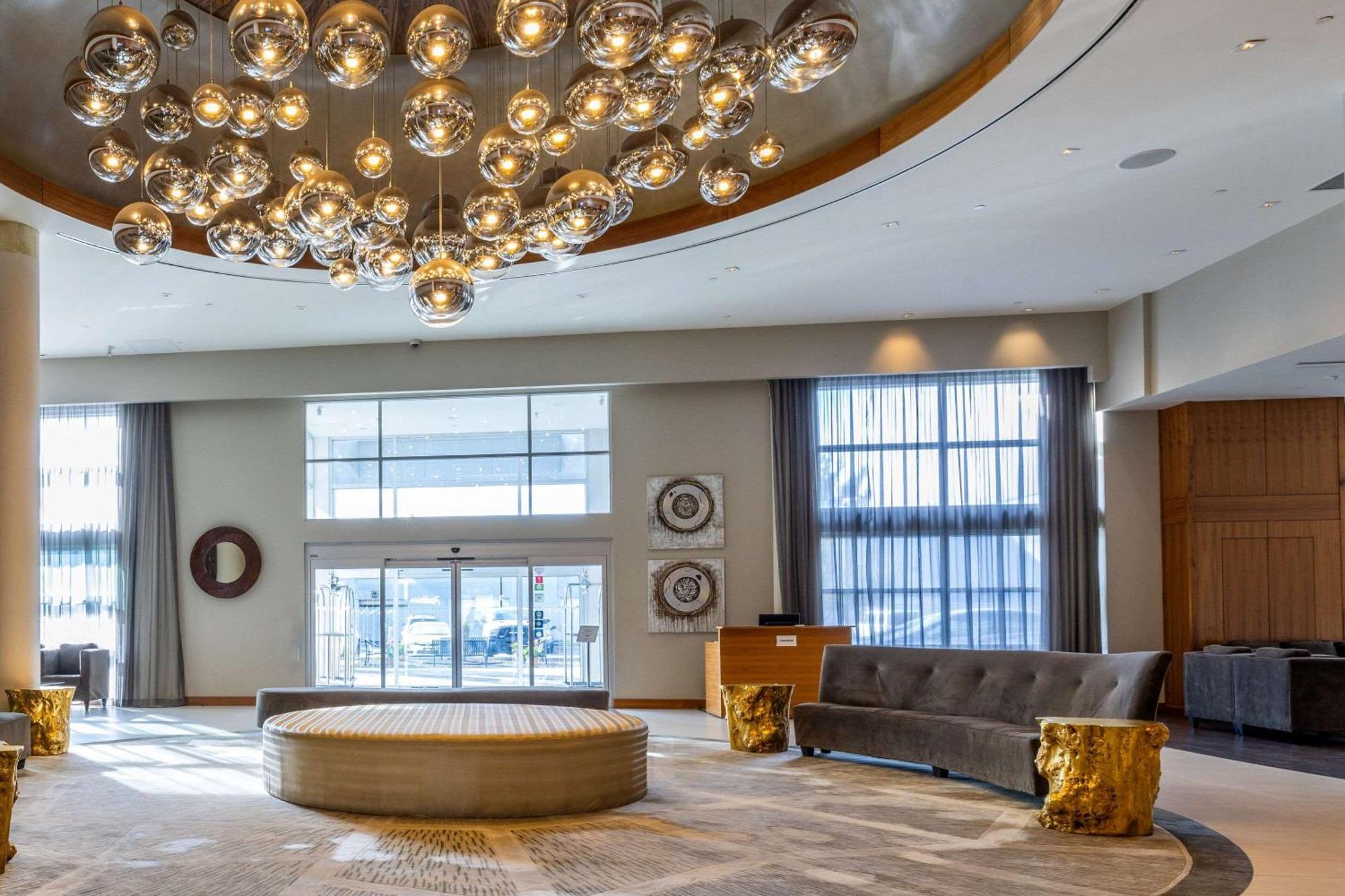Radisson Hotel & Conference Centre Calgary Airport Экстерьер фото