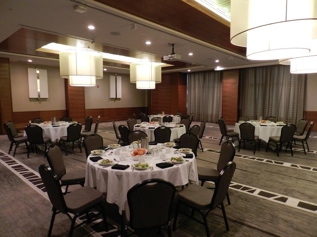 Radisson Hotel & Conference Centre Calgary Airport Экстерьер фото